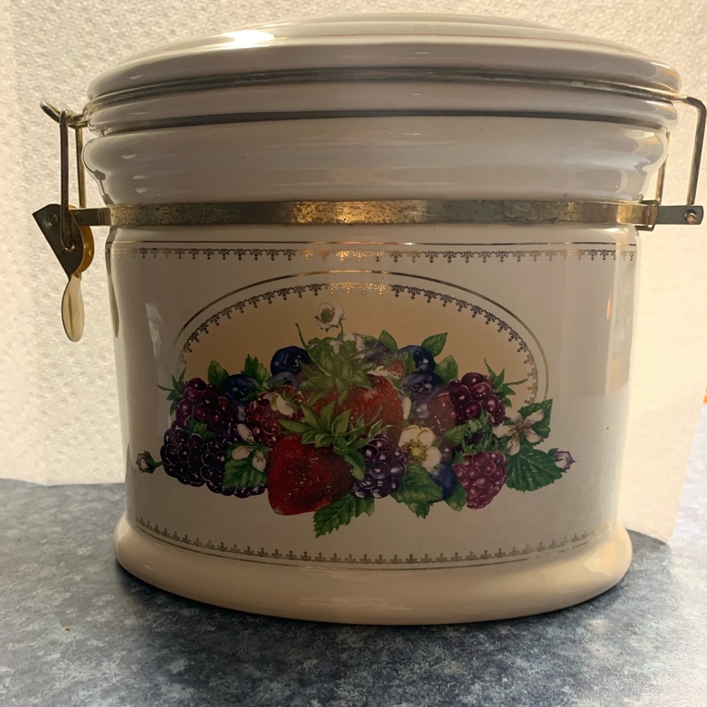 Hinged Ceramic Canister Knotts Berry Farms 6 3/4”H
